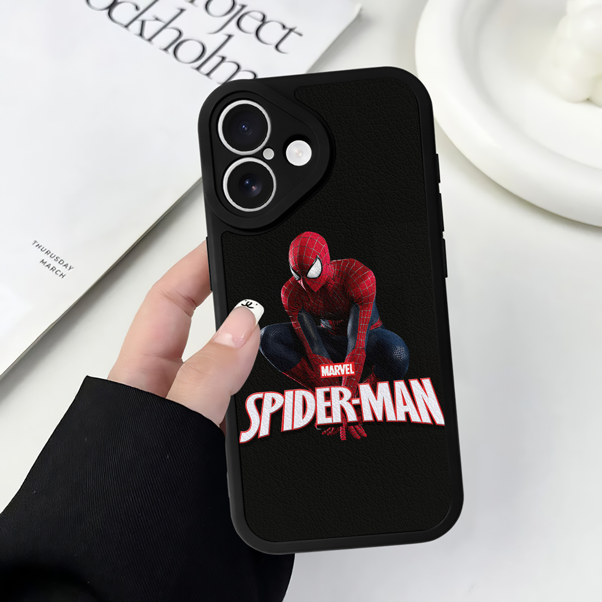 Spider Man スパイダーマン 【iPhone 16シリーズ対応】シリコンスマホケース（レザー調） 材質：シリコン